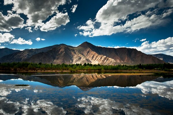 Reflection of the Tibetan mountains on the lake