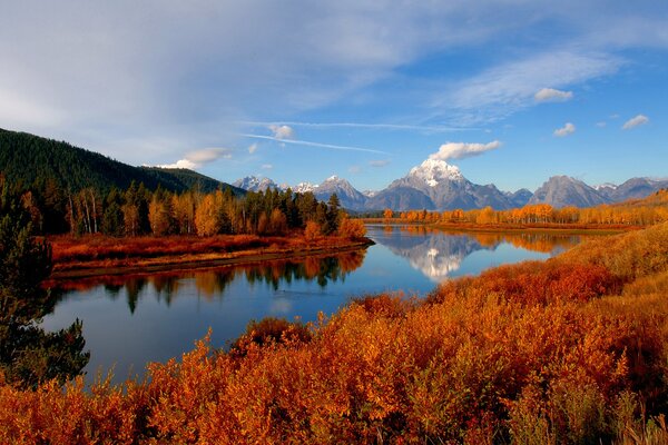 Herbstliche Landschaft. Fluss und Berge