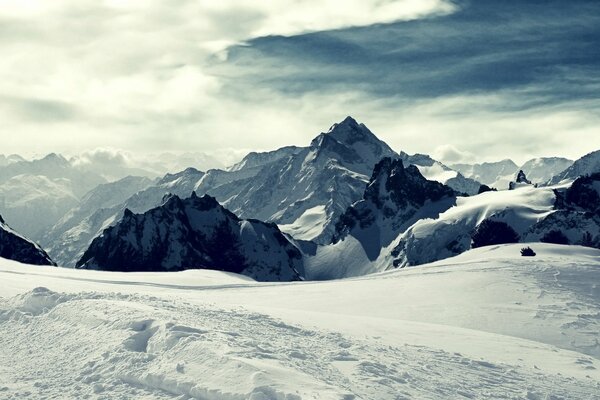 Silhouette sulla cima innevata