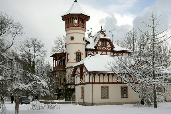 Verschneite Burg an einem ruhigen Wintermorgen