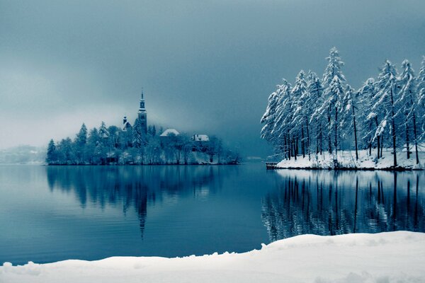 Cathédrale sur l île en hiver