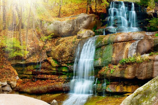 Cascada de plata al sol