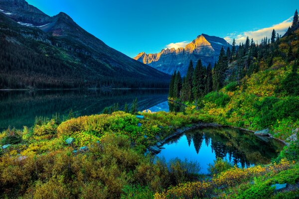 Hermosa imagen de la montaña y el río