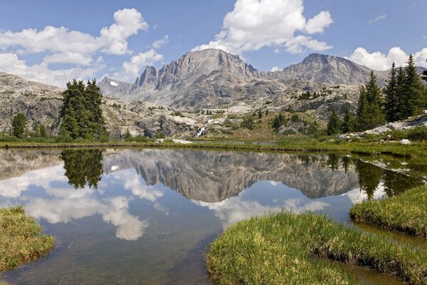 Riflessione delle montagne nel lago più puro