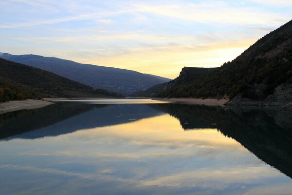 El cielo y las montañas se reflejan en el lago