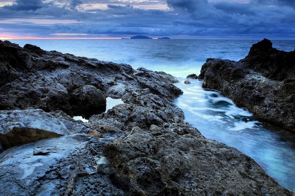 Montagne e mare sotto un cielo nuvoloso