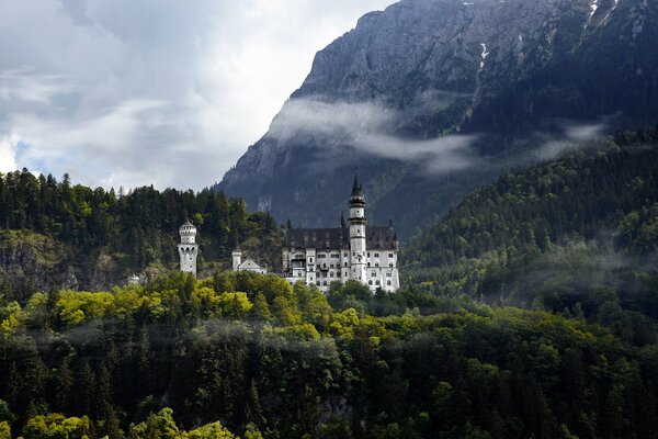 Deutschland Schloss im Wald in den Bergen