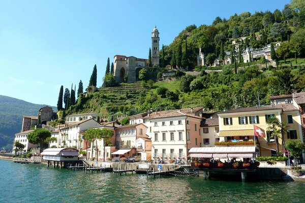 Ciudad Suiza hay muelle lago casas