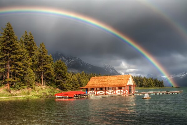 Die Hütte am Fluss in den Bergen ist unberechenbar