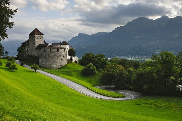 Ancien château sur une colline verdoyante