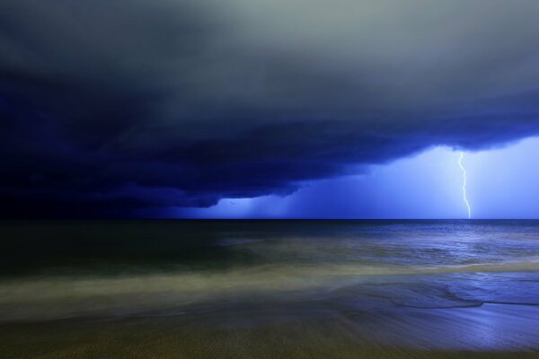 Drohendes Gewitter über dem Meer