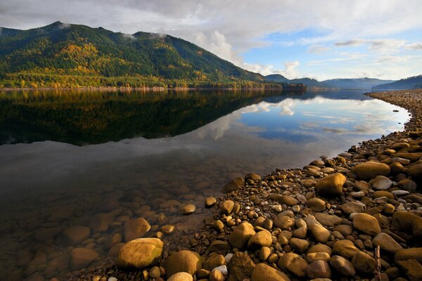 Lac près de la montagne. le ciel se reflète dans l eau