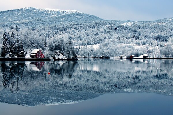 Casa solitaria en las montañas en la nieve