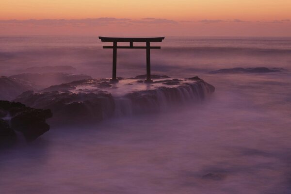 Das japanische Tor. Felsen im Nebel am Meer