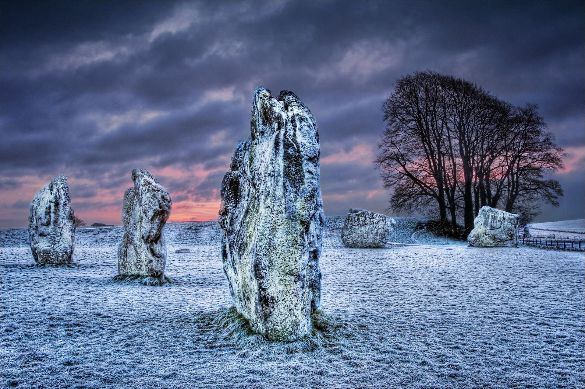 wiltshire royaume-uni champ pierres mégalithe ciel nuages hiver neige nuit