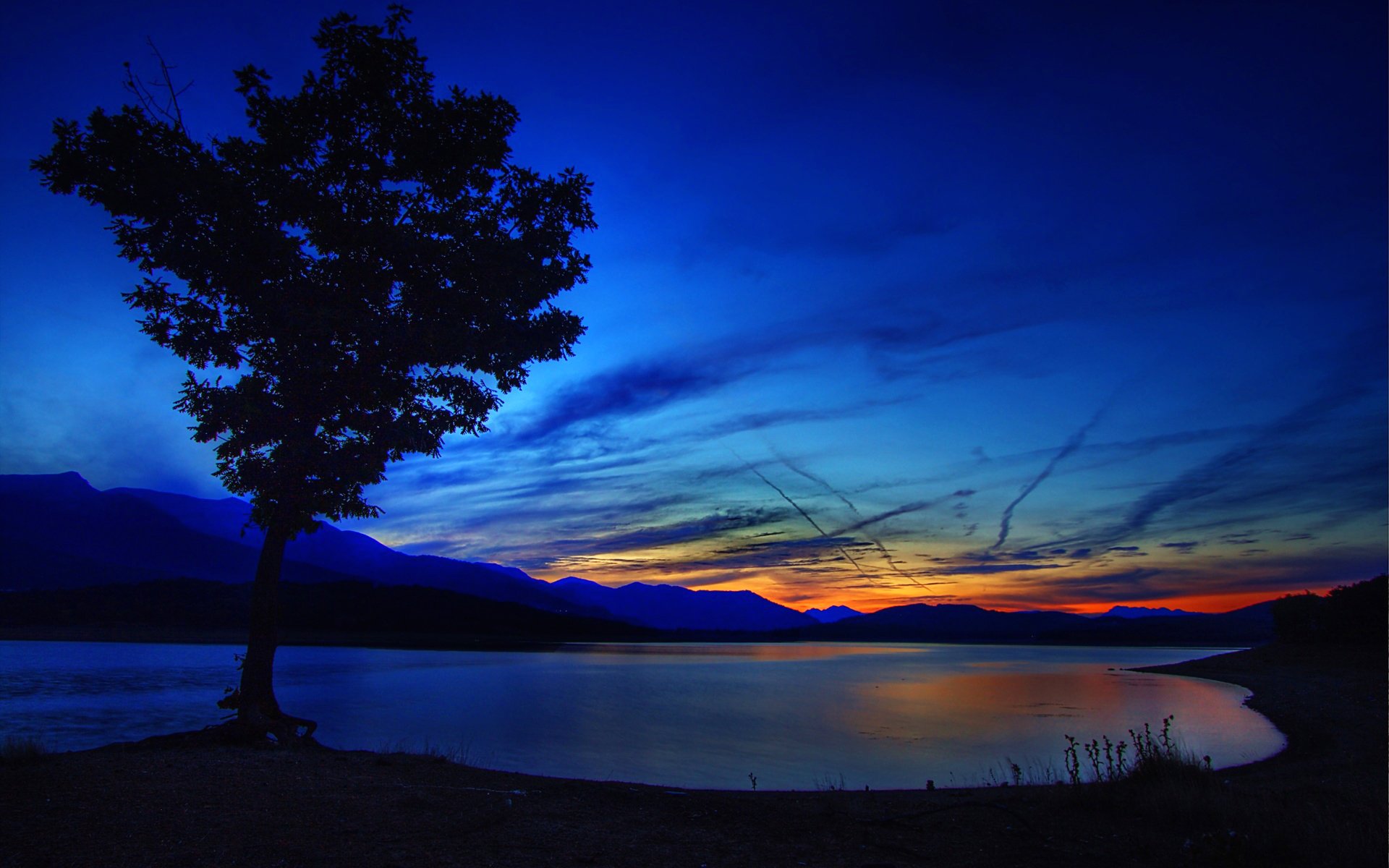 ciel nuages coucher de soleil lueur arbre montagnes lac nature