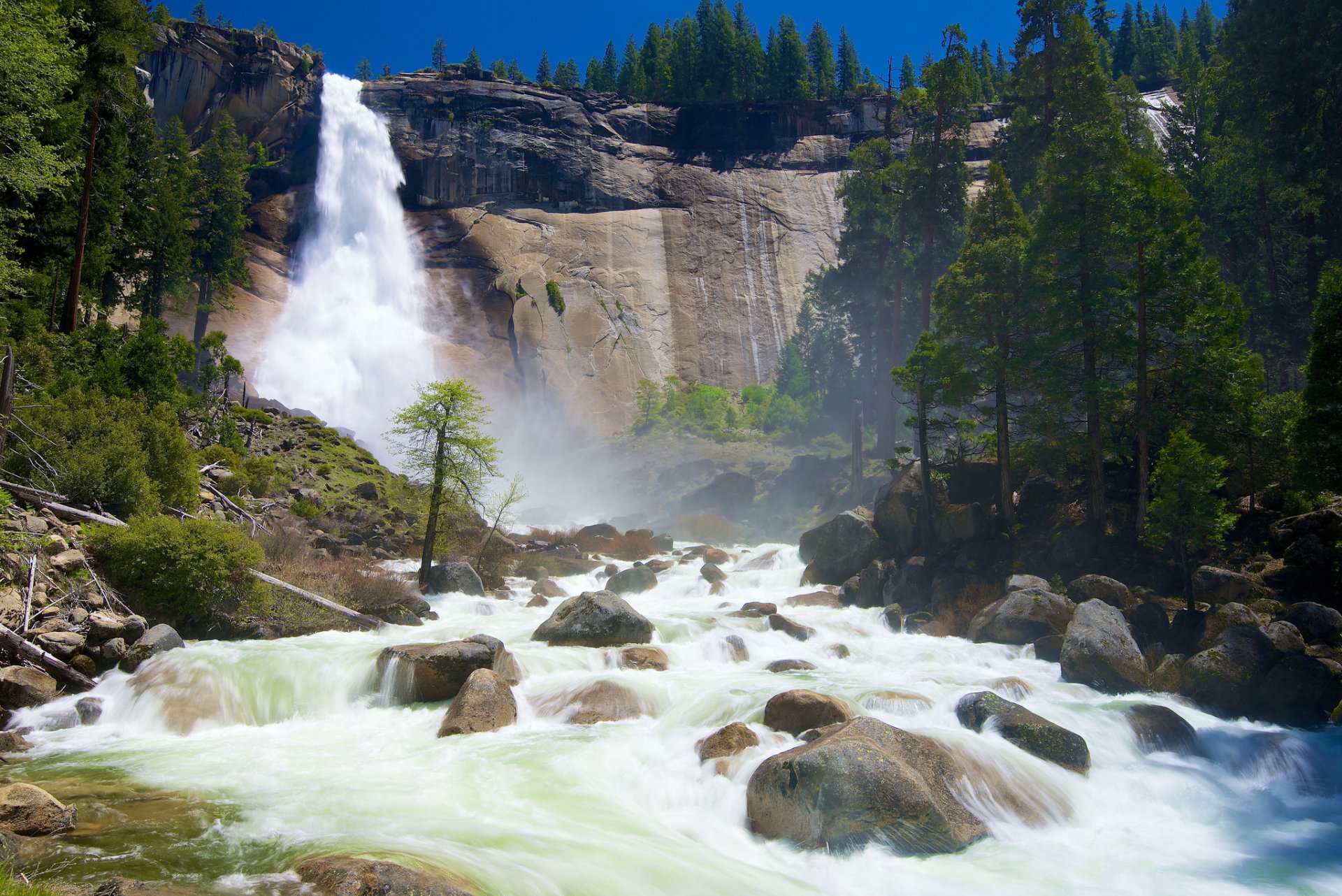 cielo montagne rocce rocce alberi scogliera cascata fiume flusso