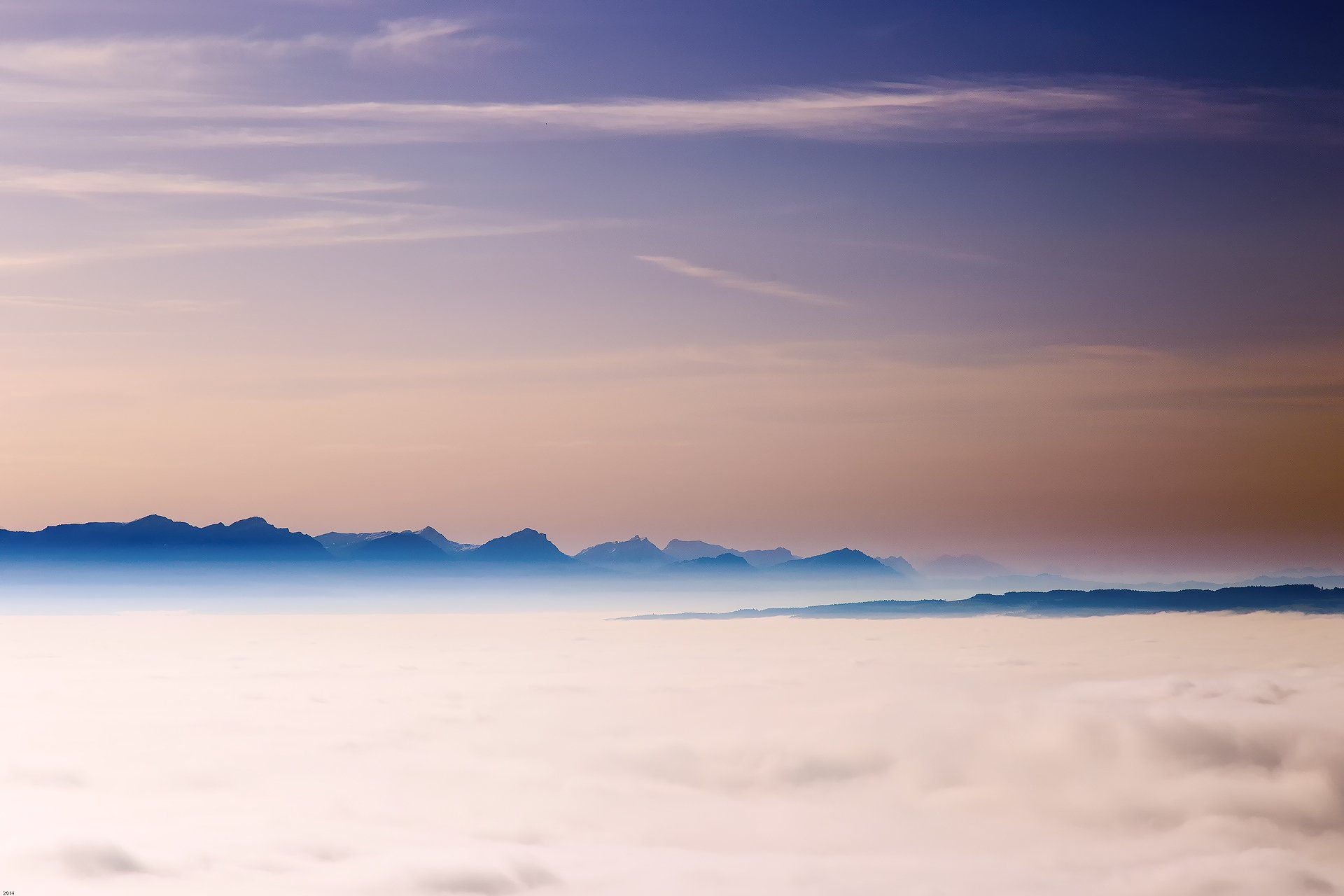 suisse alpes montagnes ciel nuages brouillard soirée