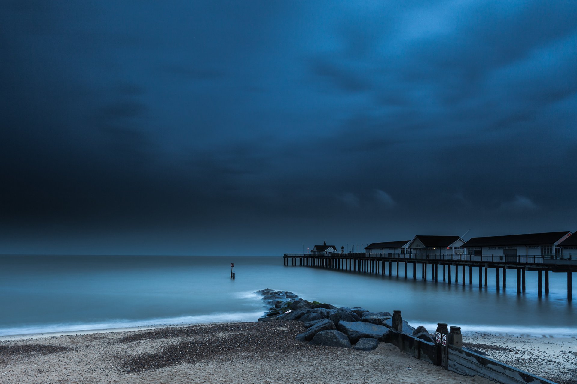 anglia suffolk morze plaża molo chmury świt