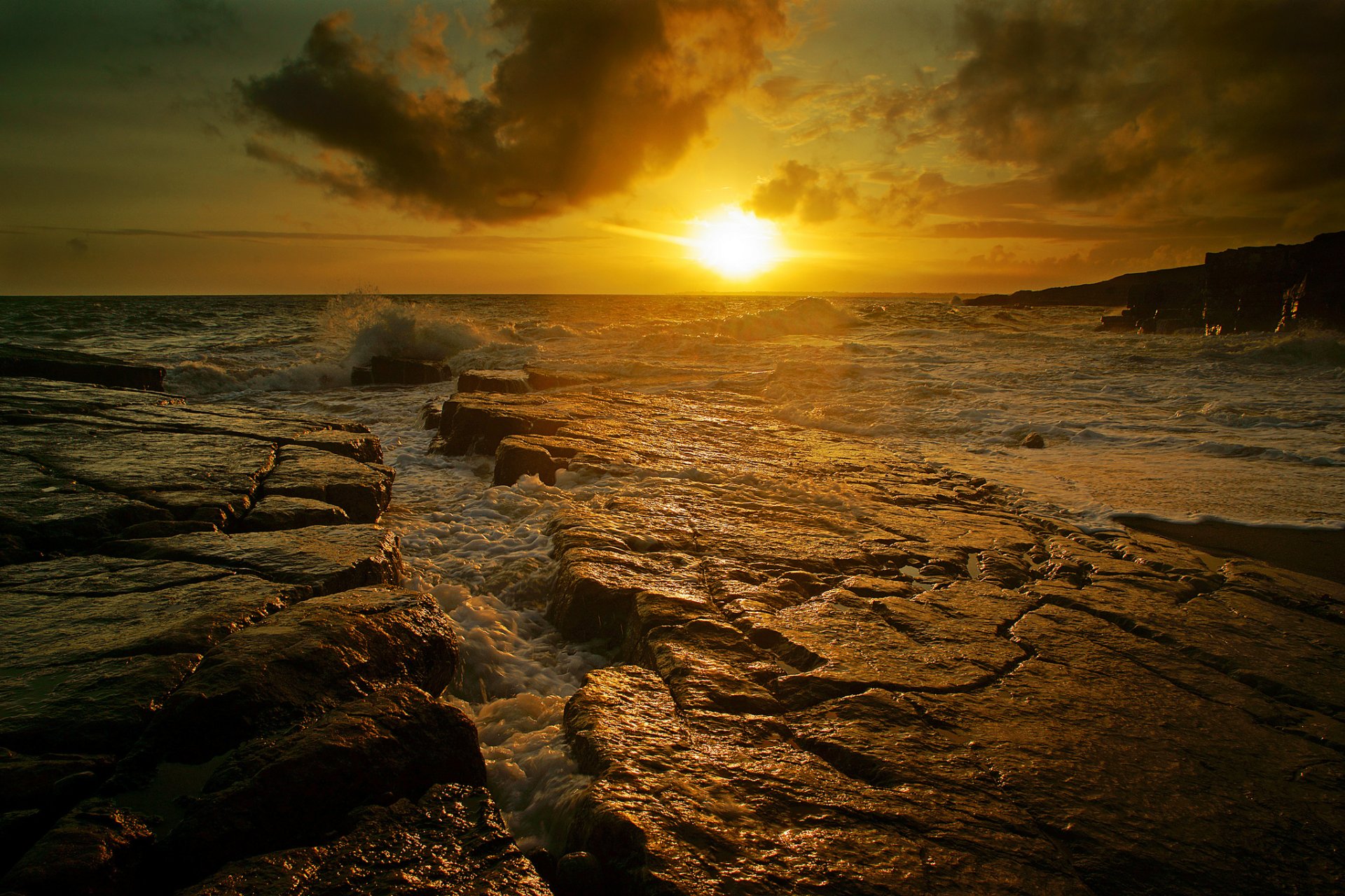 mer pierres vagues coucher de soleil