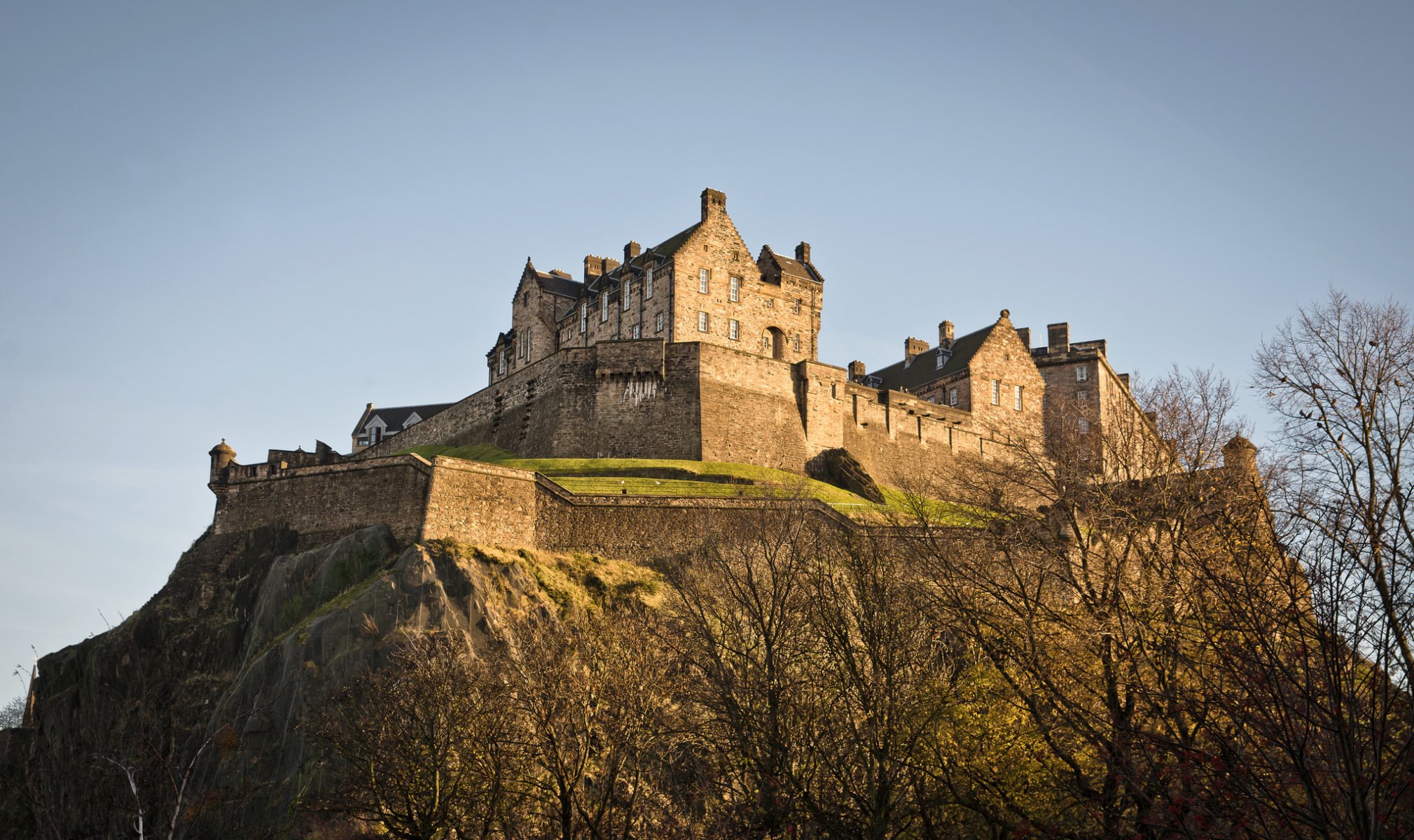 edimburgo scozia montagna collina alberi castello stirling