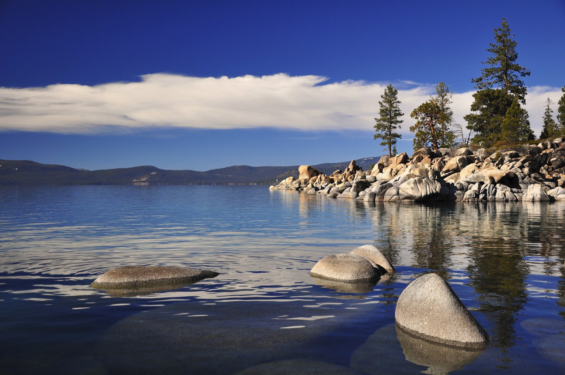 ciel nuages lac tahoe pierres arbres montagnes horizon