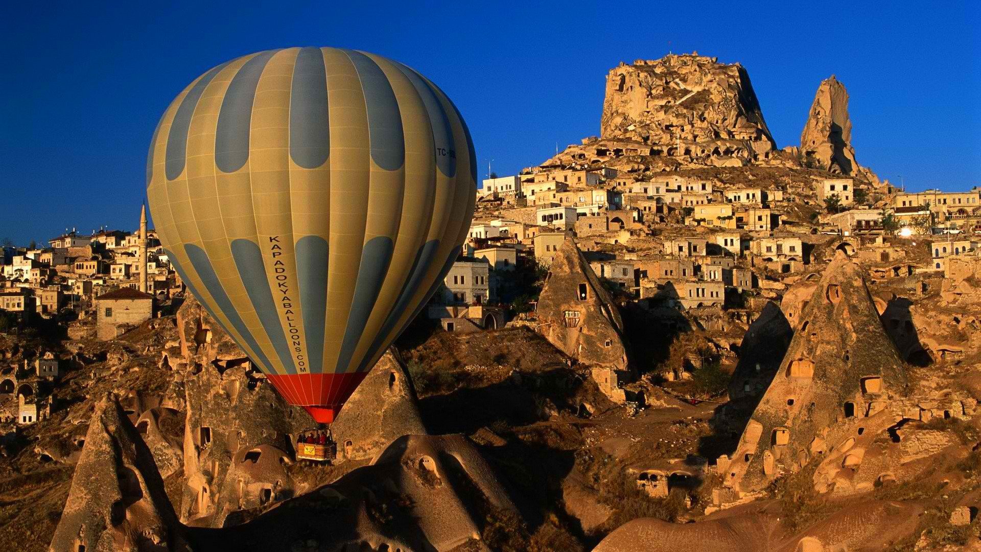 himmel berge aul dorf häuser ballon rock minarett