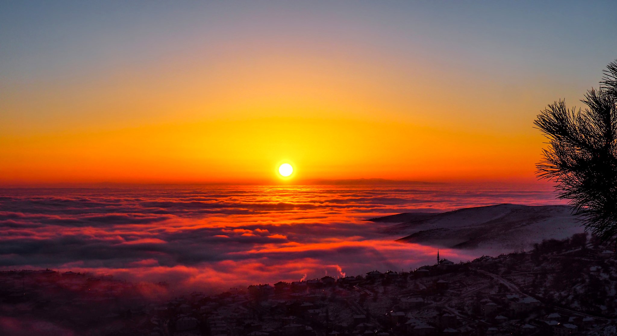 cielo incandescenza sole tramonto montagne nebbia città