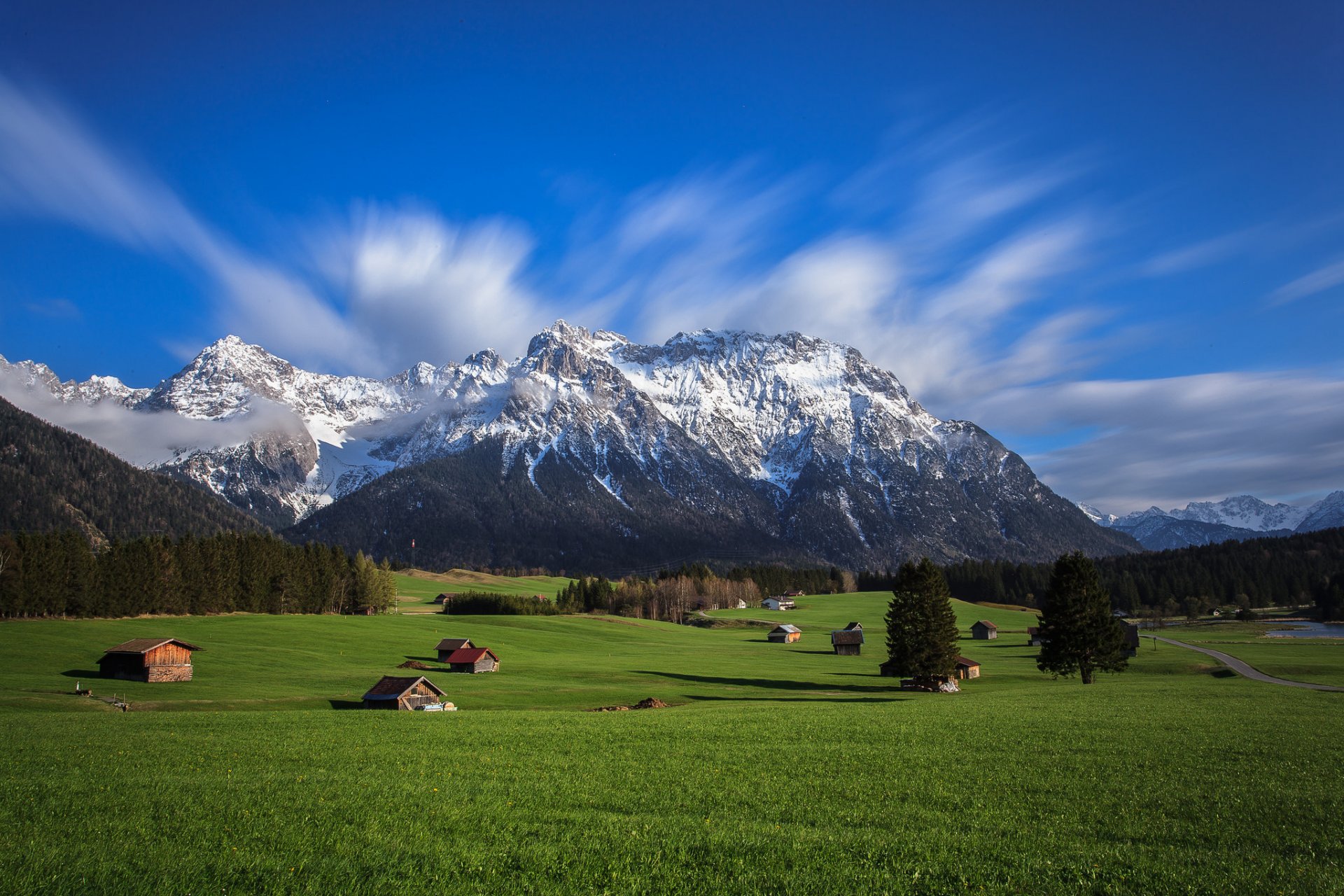 himmel berge alpen tal gras bäume häuser