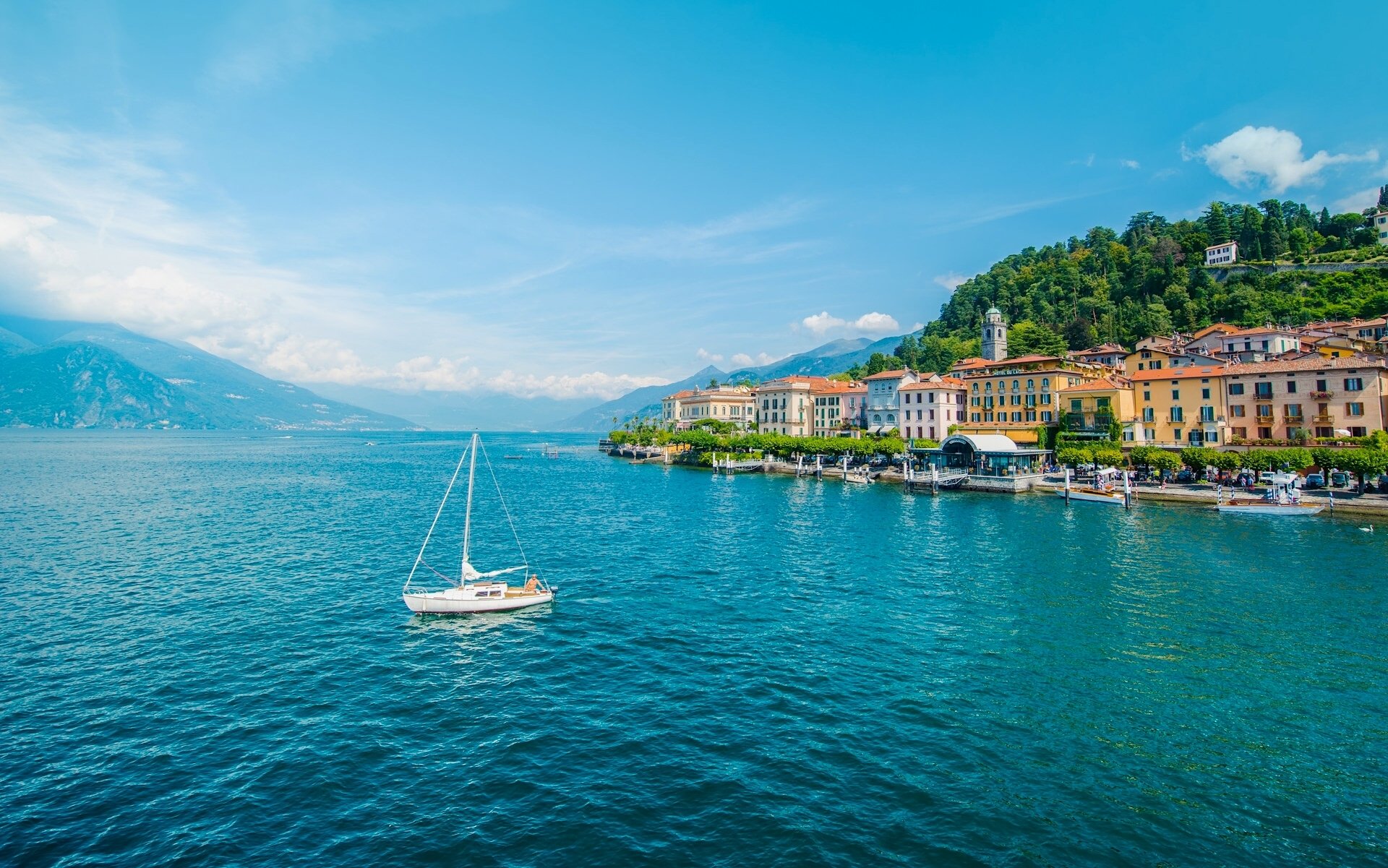 bellagio lombardei italien comer see bellagio see berge yacht gebäude promenade