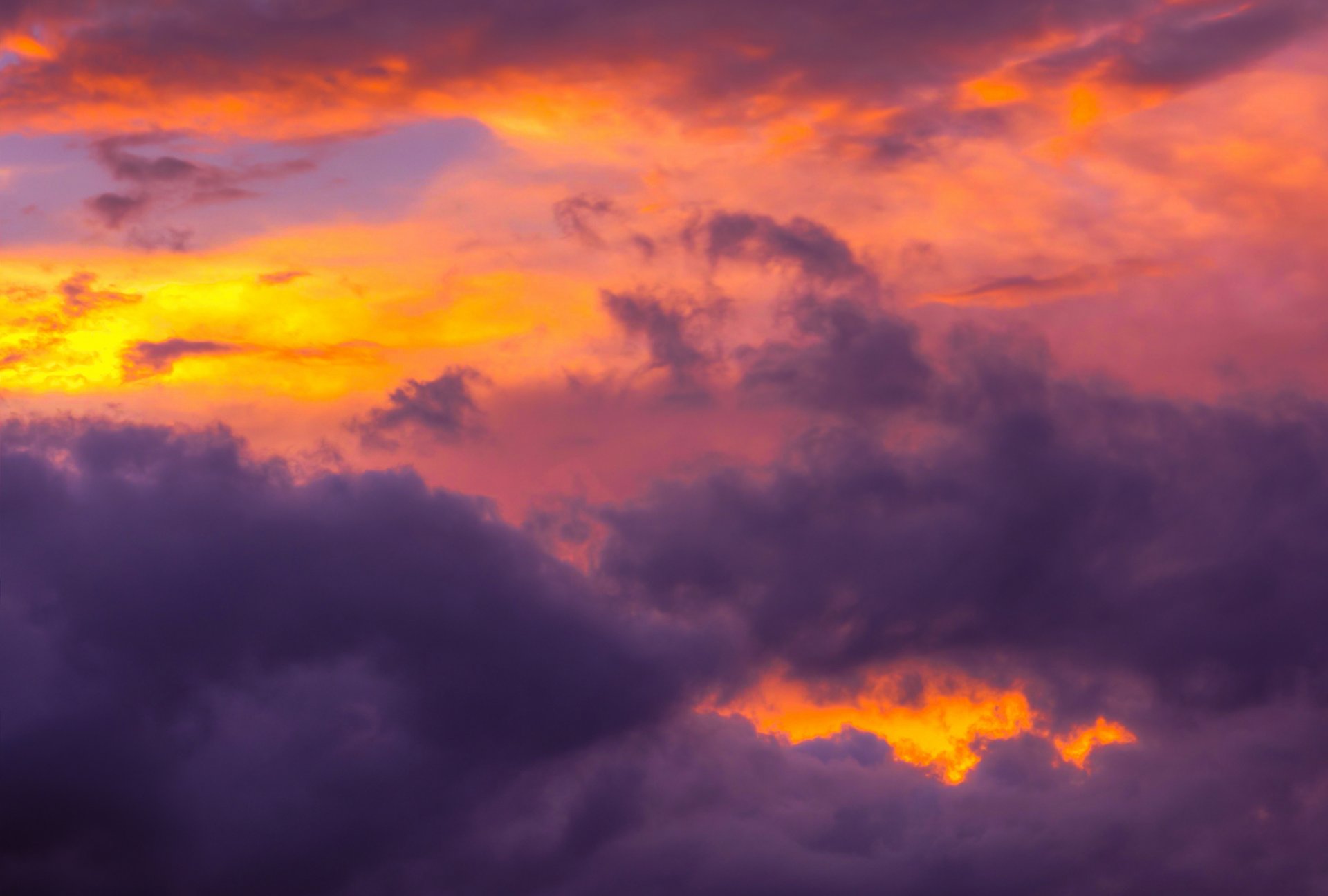 ciel coucher de soleil. nuages magnifiquement