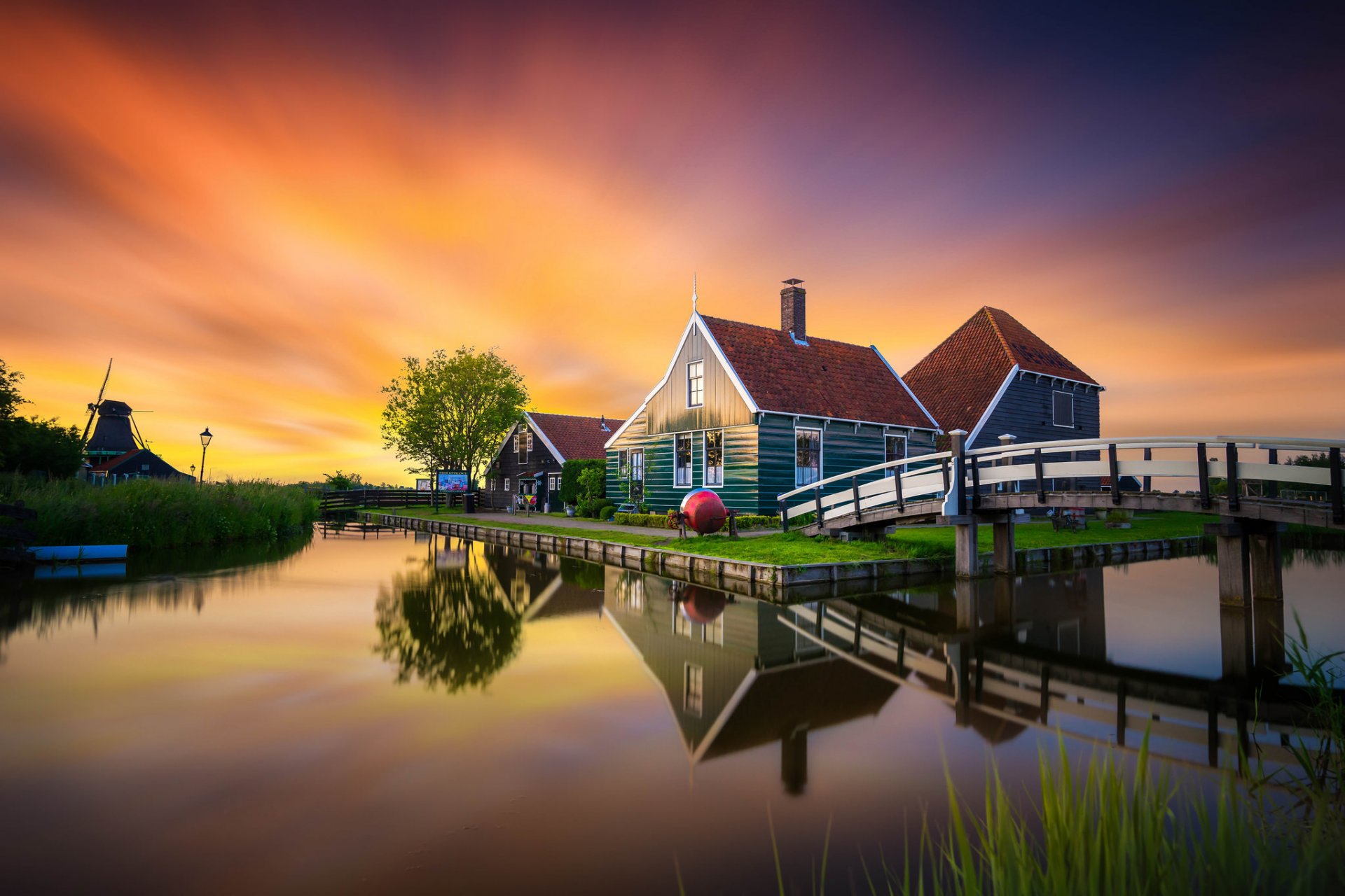 zaanse schans holandia zaanse schans muzeum most domy młyn kanał zachód słońca odbicie