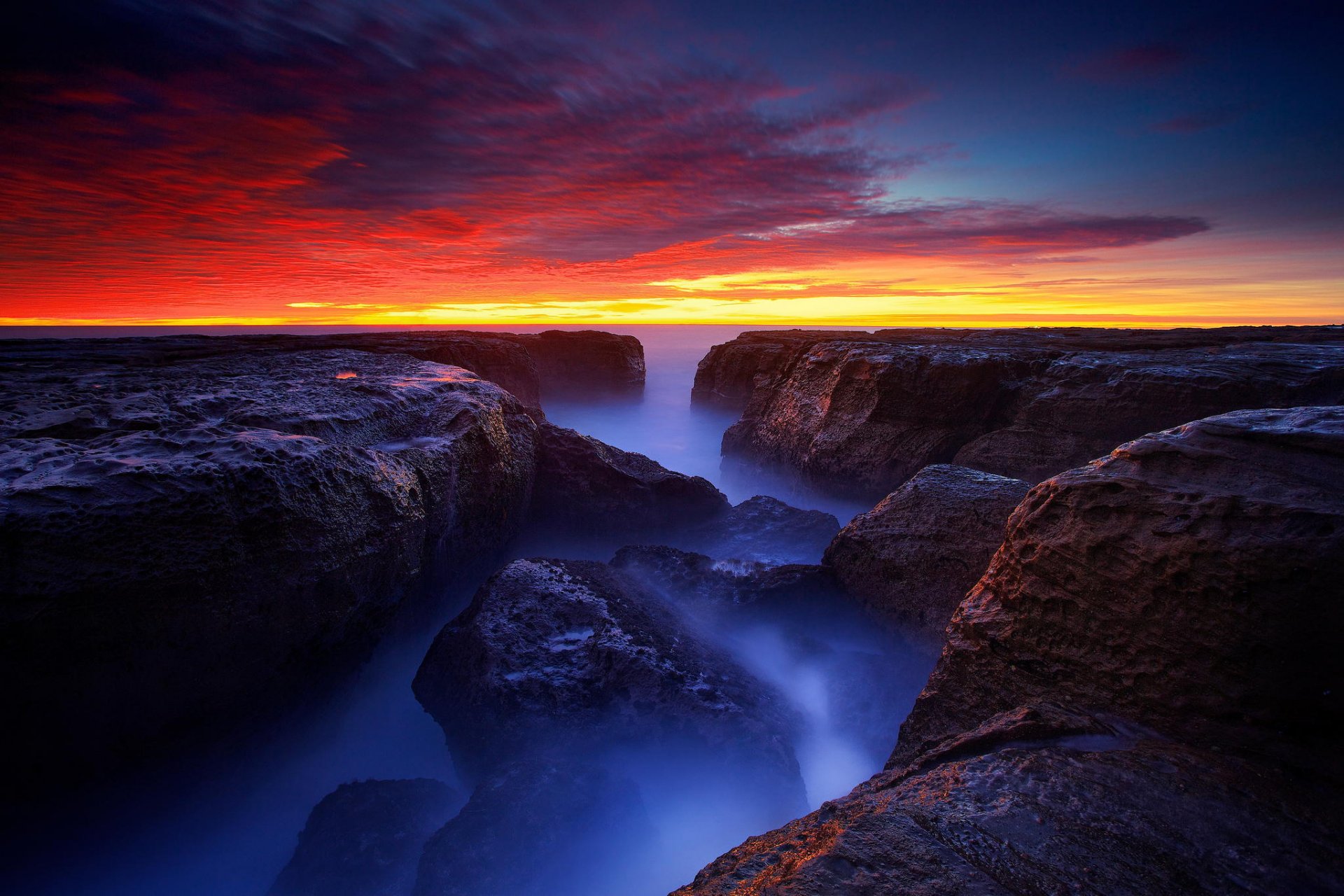 amanecer playa rocas océano