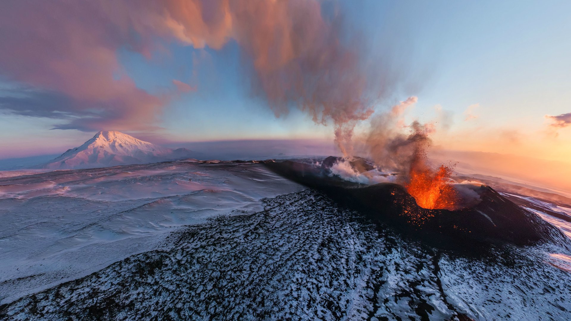 montagnes volcan cratère éruption ciel nuages