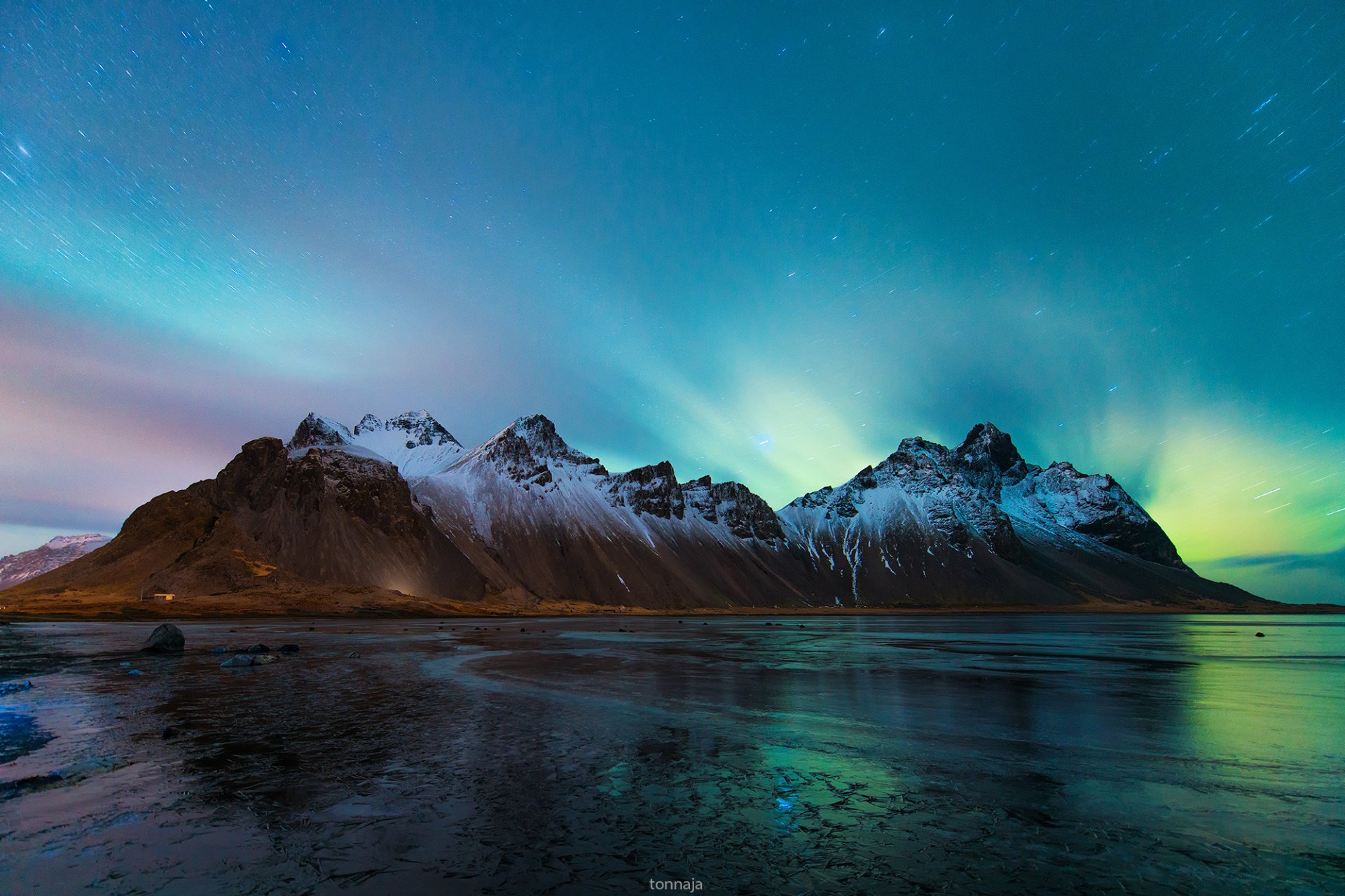 islande vestrahorn stockksness nuit ciel étoiles aurores boréales montagnes plage rive