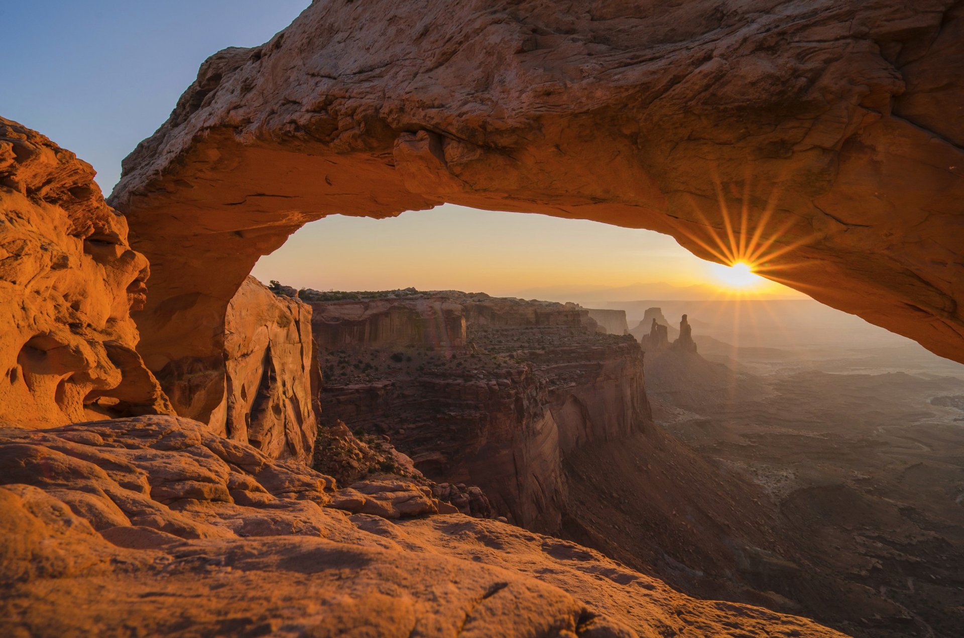 arcos parque nacional estados unidos rocas arco cielo rayos puesta del sol