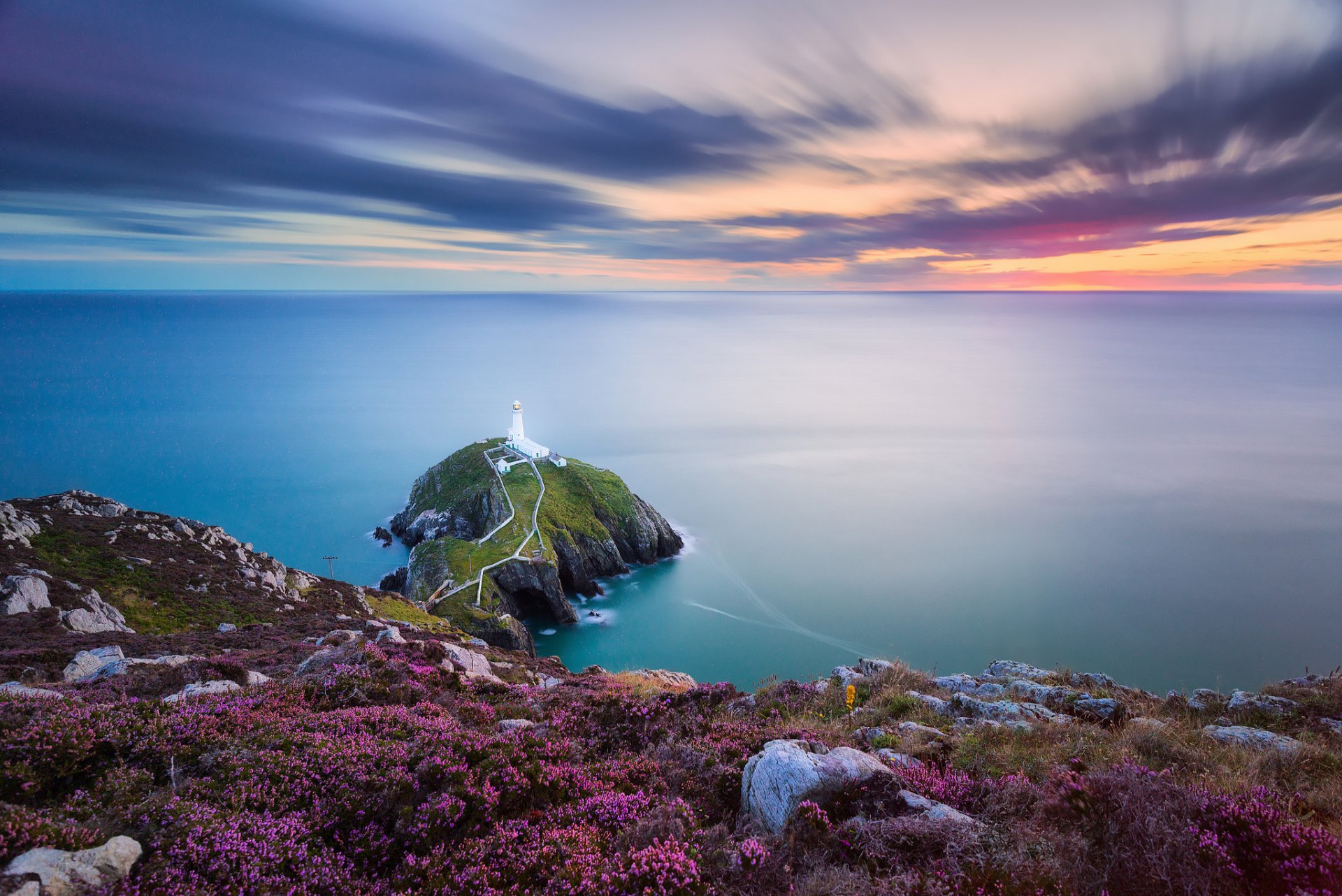 gales isla rocosa de south stack mar de irlanda faro