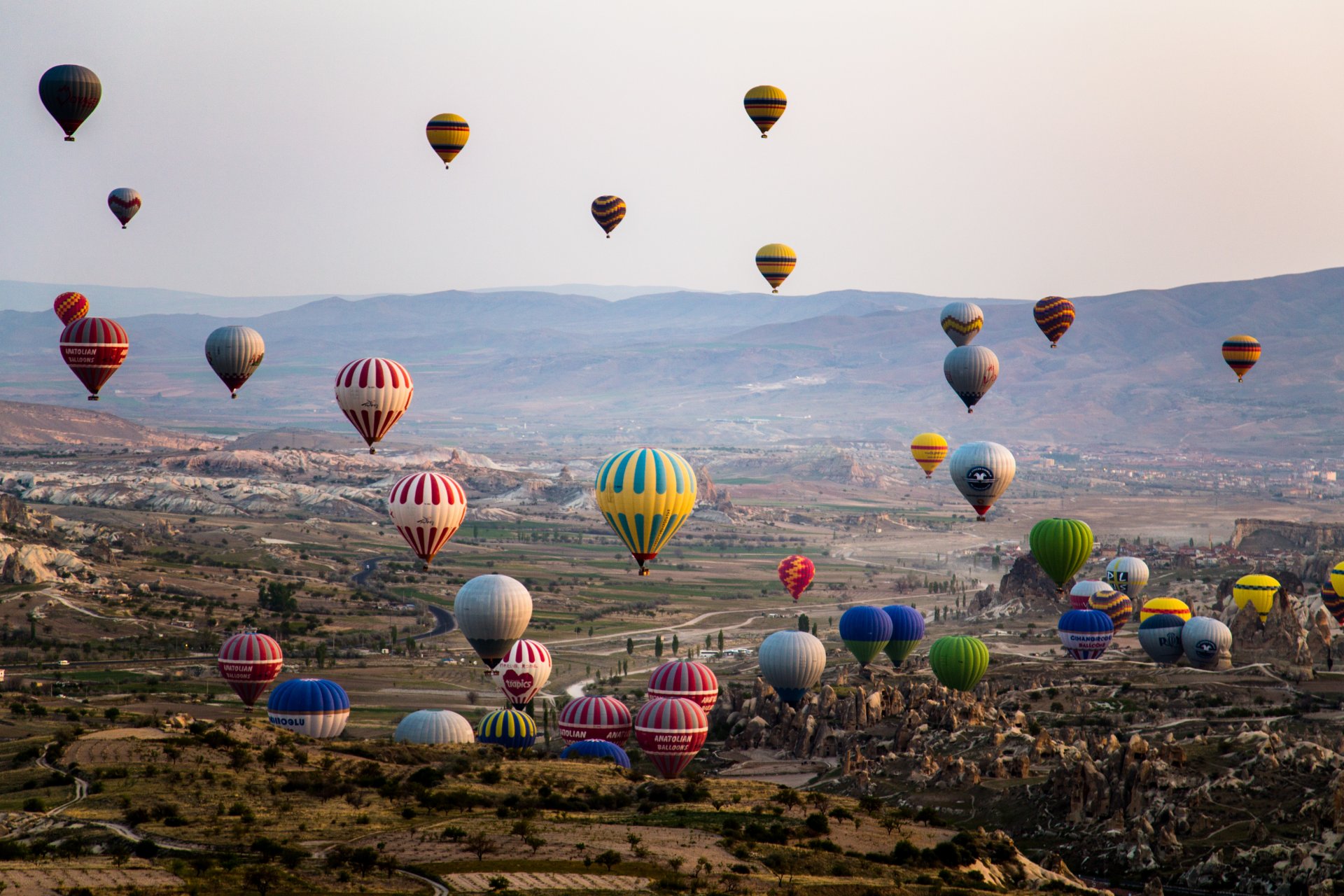 valle montañas globos aire globo