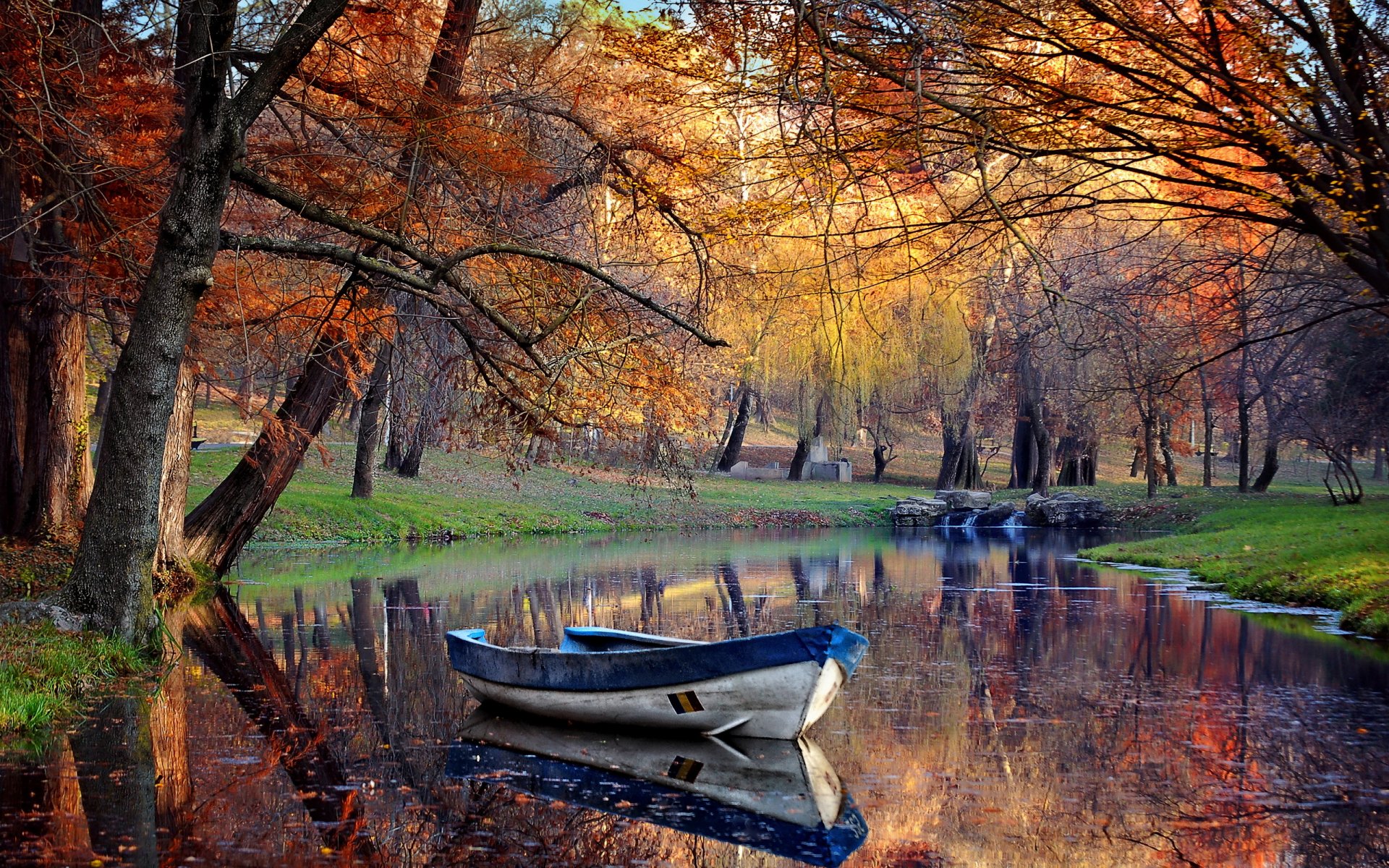 parc étang bateau arbres