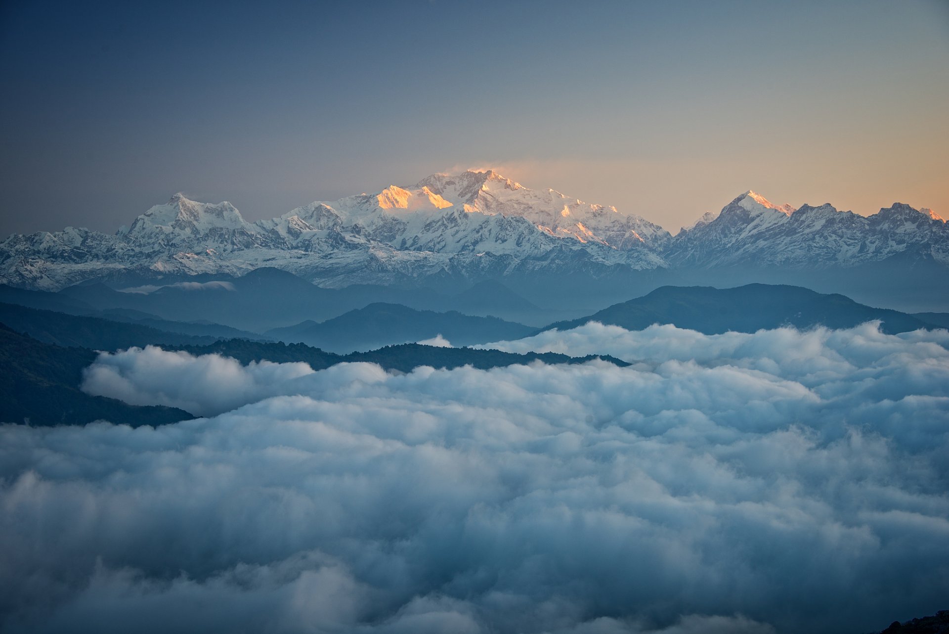 l himalaya le massif de kangchenjunga कञ्चनजङ्घा གངས་ཆེན་མཛོད་ལྔ་ कंचनजंघा la montagne le matin les nuages