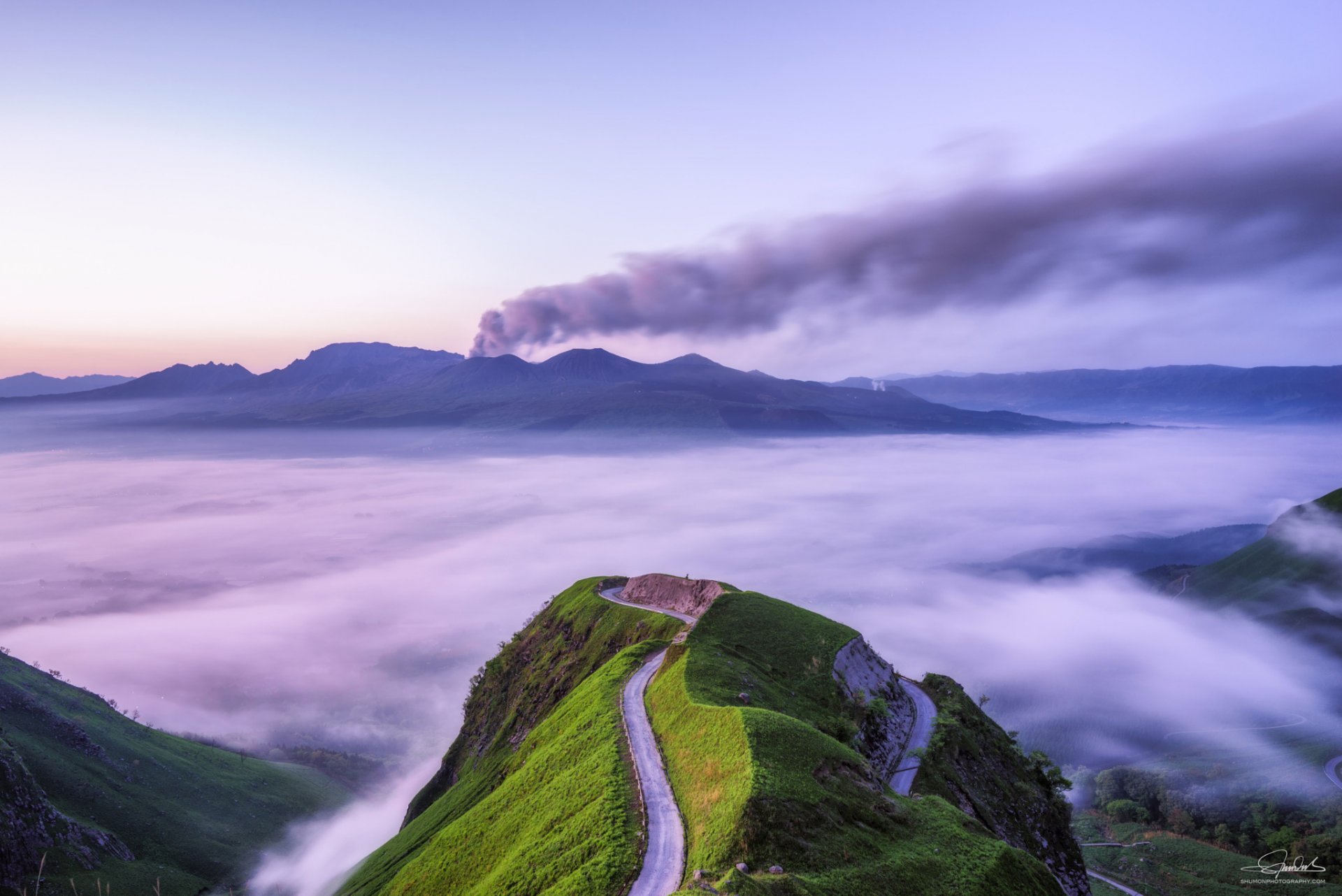 japón mañana volcán montañas carretera