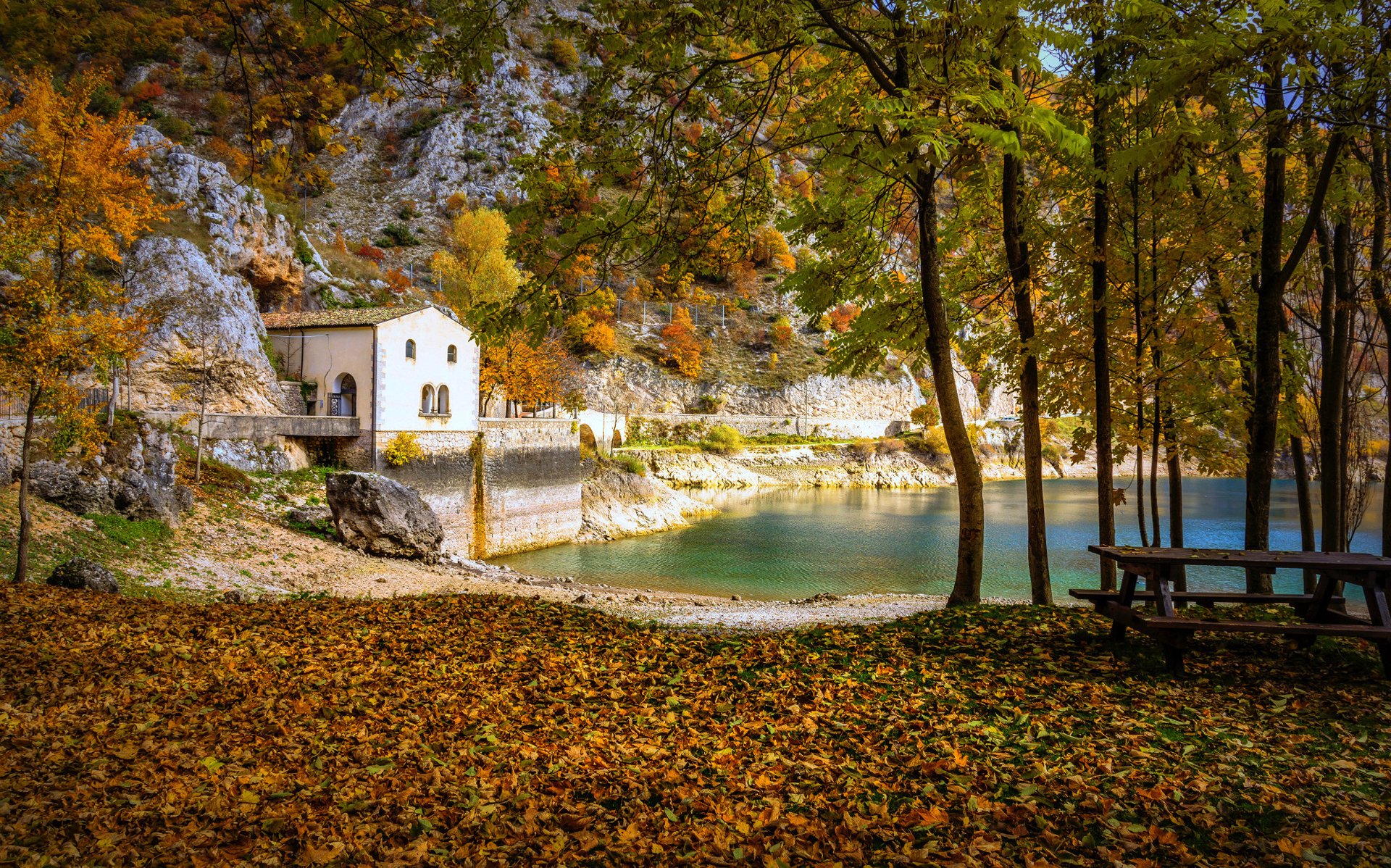 las park stół ławka jesień jezioro dom most