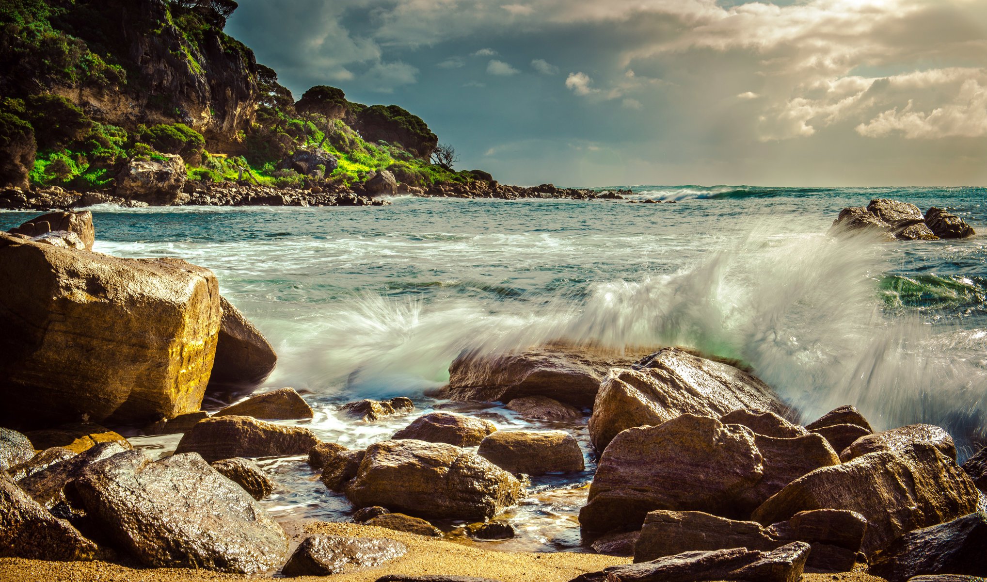 jamie frith fotograf zdjęcie ocean plaża skały głazy fale rozpryski