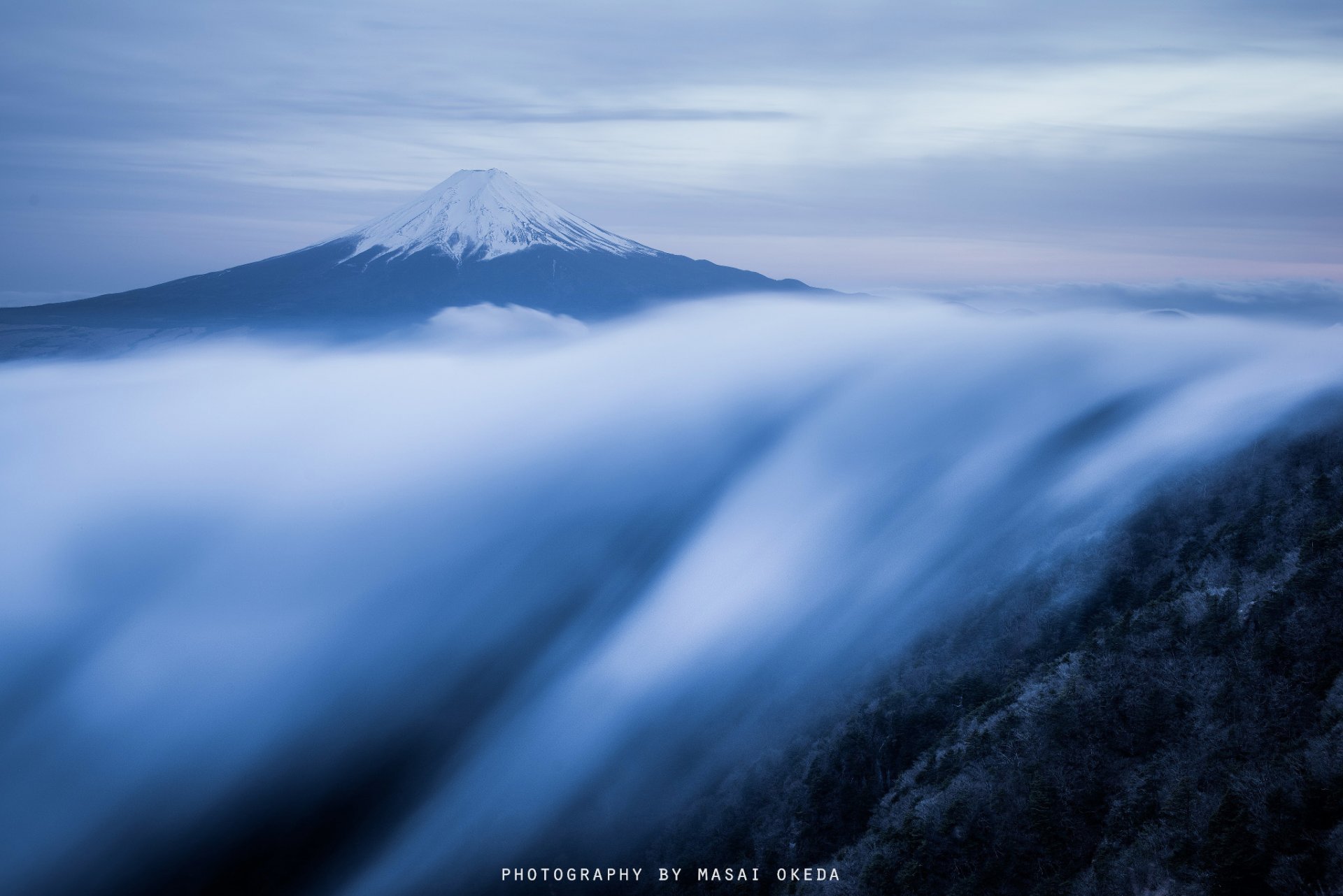 japonia wyspa honsiu stratowulkan góra fujiyama 富士山 poranek strumień mgła