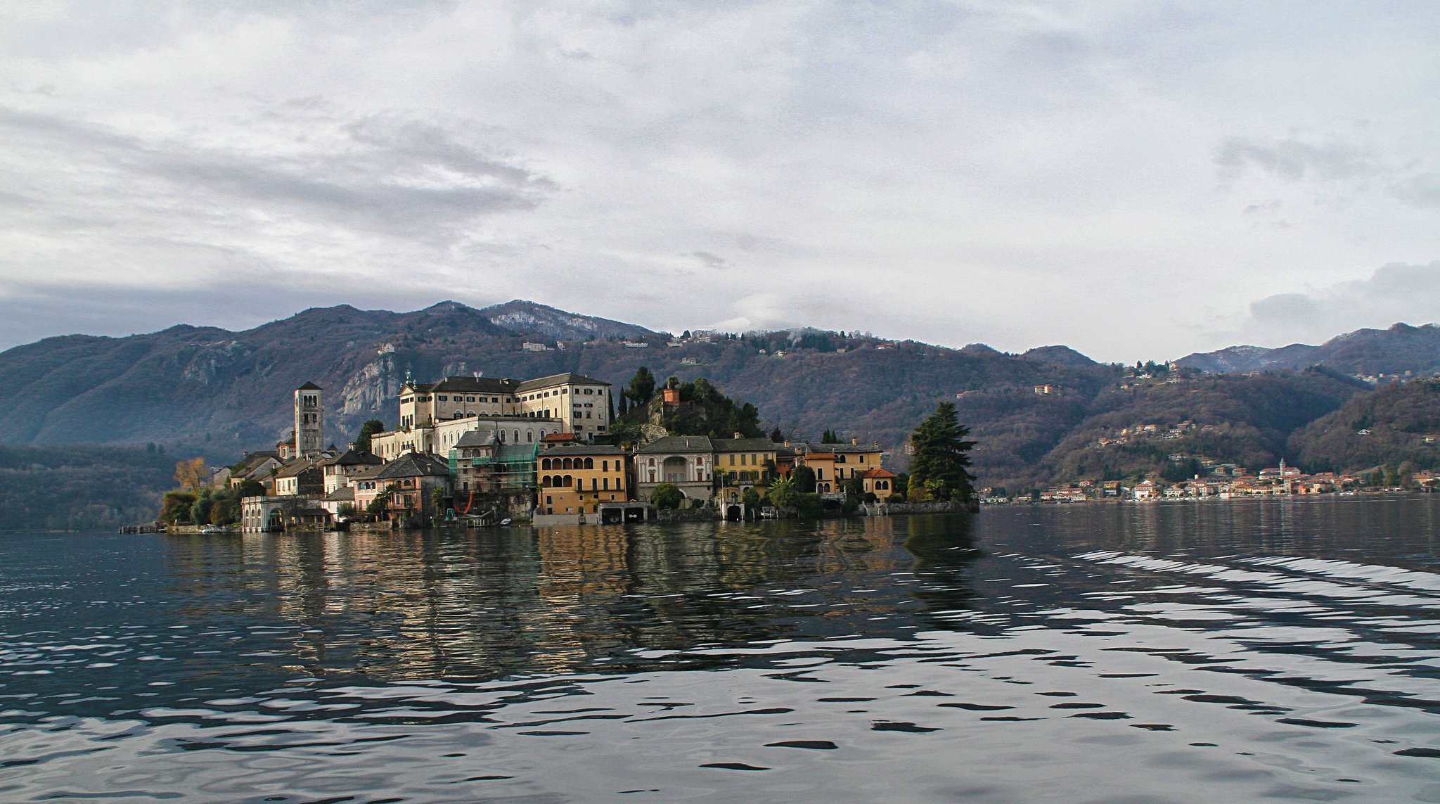 italia lago d orta isola di san giulio cielo alberi case torre montagne