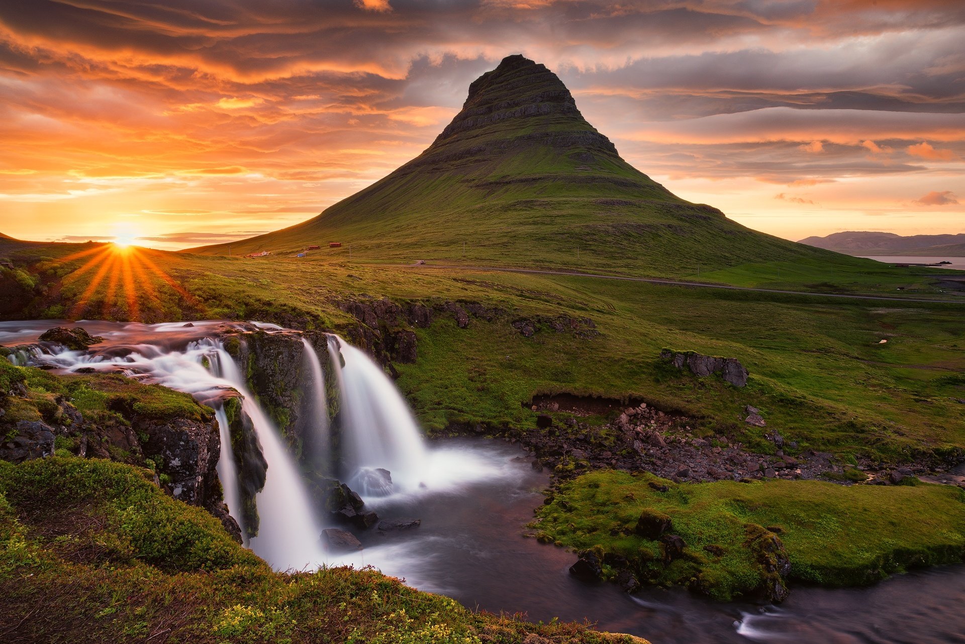 исландия kirkjufell гора вулкан скалы водопад небо облака солнце