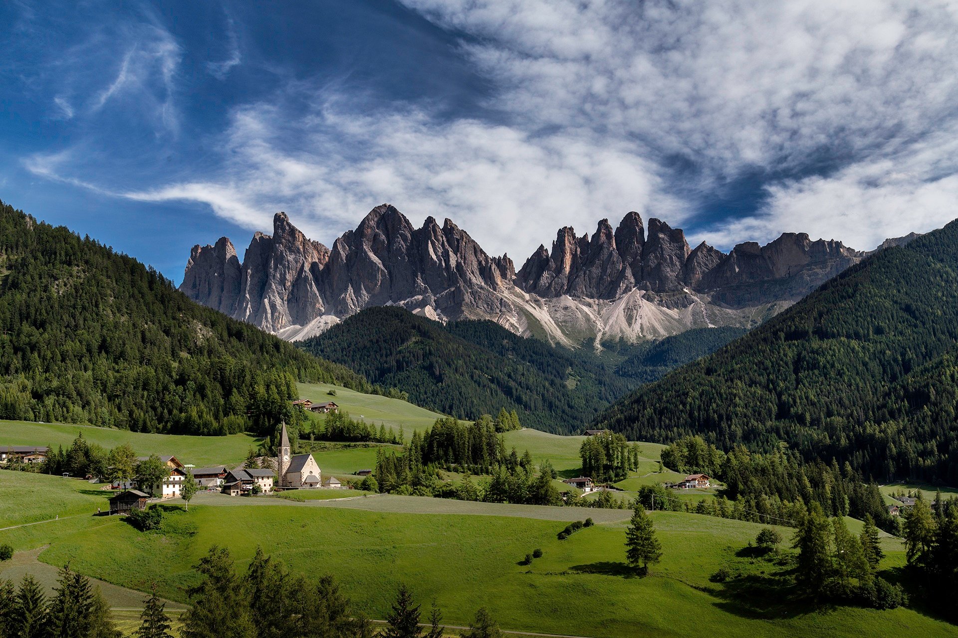 italia tirol del sur val di funes cielo nubes iglesia templo bosque montañas dolomitas prados