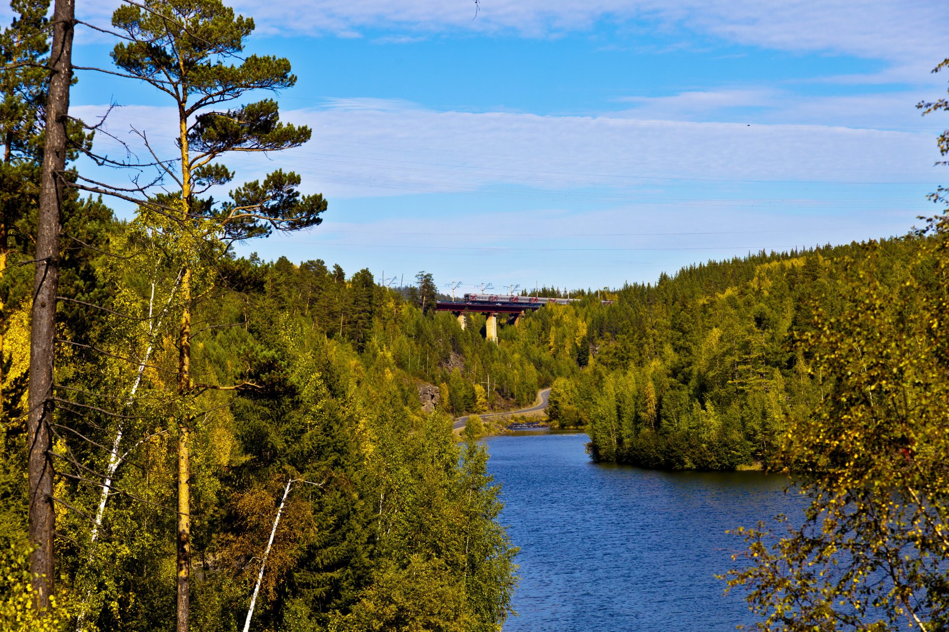 russland irkutsk wald fluss straße brücke zug eisenbahn