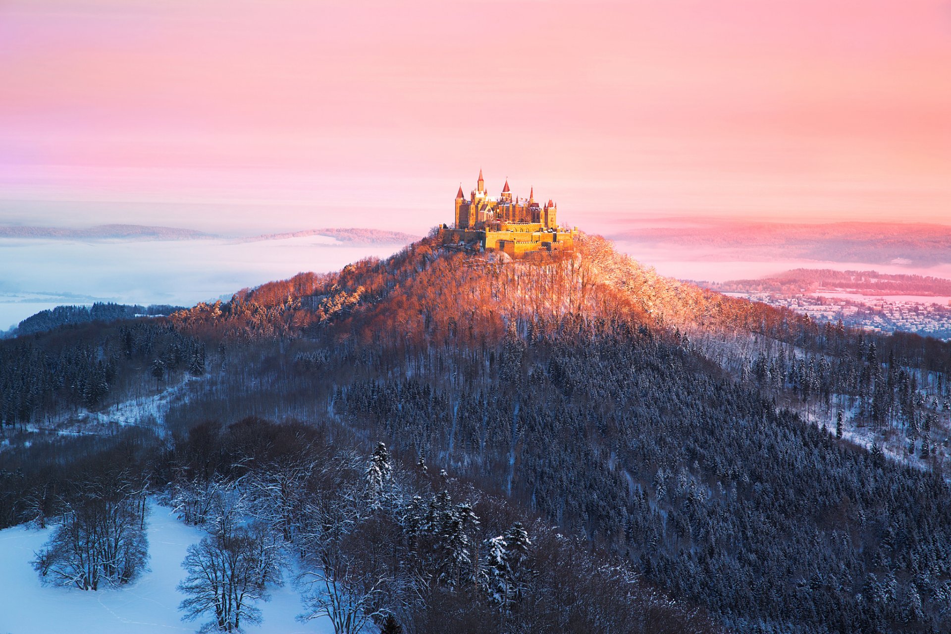 deutschland baden-württemberg gipfel des hohenzollernbergs burgfestung burg hohenzollern burg hohenzollern morgen licht nebel