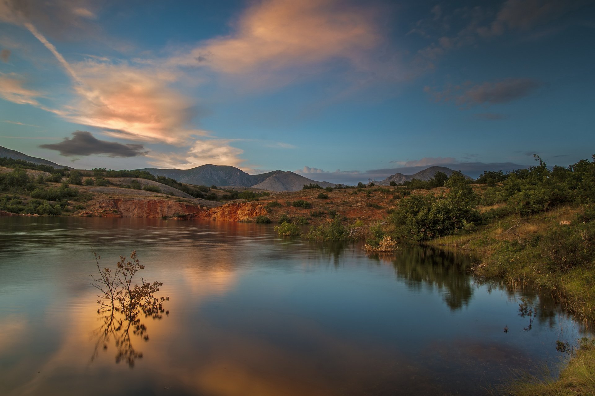 montañas colinas lago puesta de sol